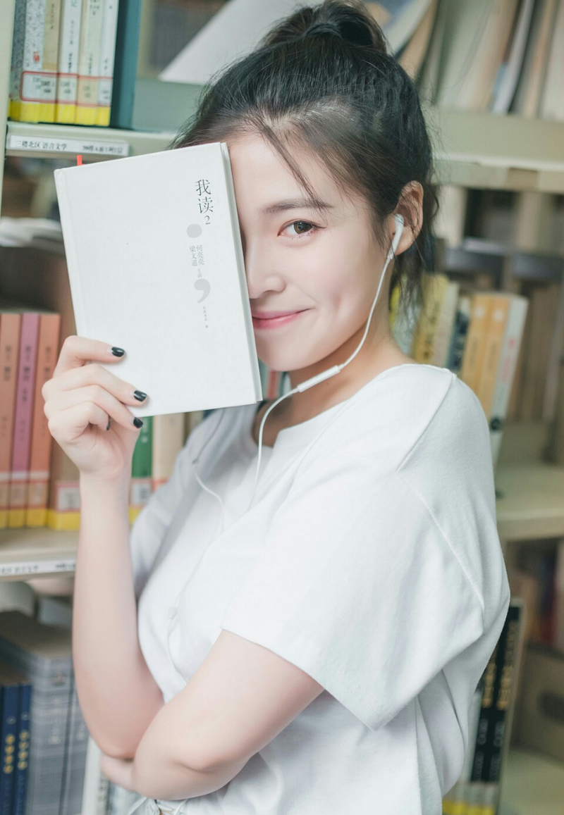 “夫君当以国事为重，妾身怎敢相怪？夫君且先休息，妾身先告退了。”美妇微笑着摇头道。